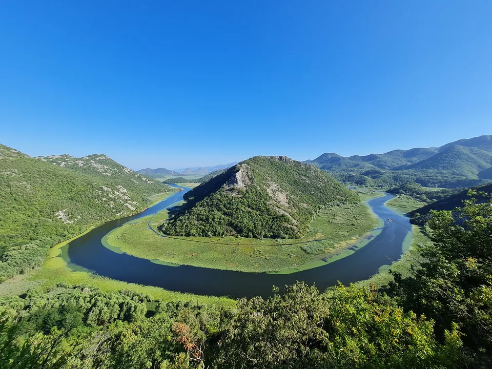 Vidikovac Pavlova strana sa pogledom na vijugavi meandar Rijeke Crnojevića u dolini.