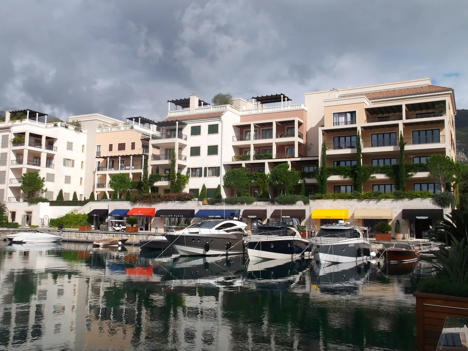 Rezidencijalne zgrade i tende butika duž šetališta marine Porto Montenegro u Tivtu