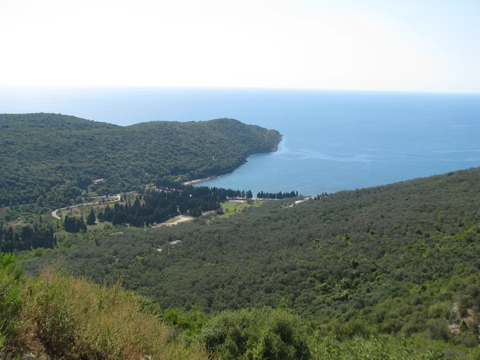 Pogled iz vazduha na pošumljenu uvalu i plažu Valdanos u blizini Ulcinja.