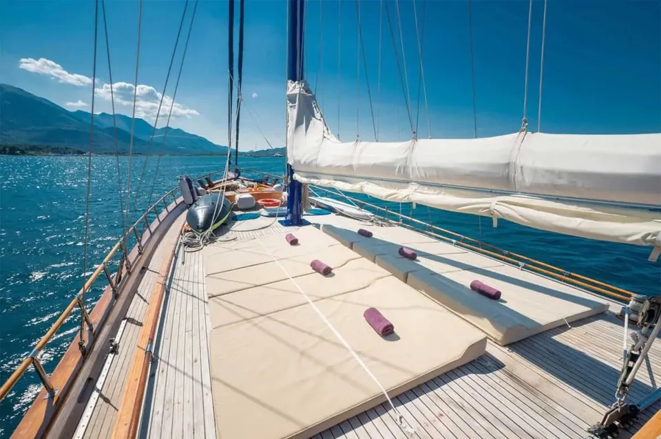 Teak deck and rigging of a sailing yacht under way